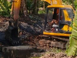 Pengawas Normalisasi Sungai Kali Waru Desa Sukamekar Jatisari Akui Lebar Kurang Dari 8 Meter