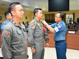 Komandan Puspenerbal Buka Pelatihan Perdana Tri Matra TNl Take Off Landing Helikopter di KRI