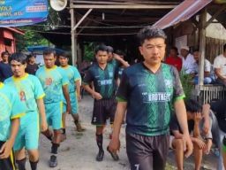 Briptu Regar kutak-atik bola dalam Liga Lorong Mompang Julu