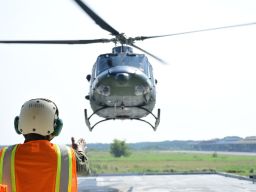 Danpuspenerbal Dampingi Asops Panglima TNI Tinjau Simulasi Take Off Landing Tri Matra