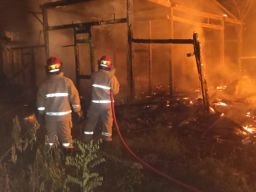 Di Tinggal Hadiri Kegiatan Sekolah, Rumah Warga Ludes Terbakar