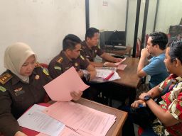 Tim Penyidik Pidsus Kejati Jabar Menyerahkan Tiga Tersangka Dan Barang Bukti