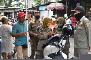 Satpol PP Kota Surabaya Sosialisakan Penertiban PKL Pasar Loak Dupak