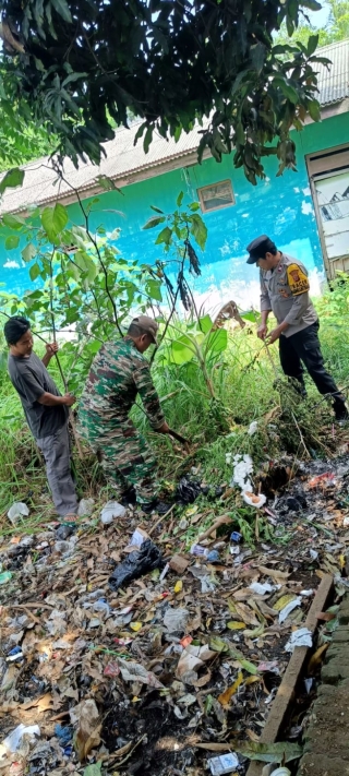 Bhabinkamtibmas dan Babinsa Desa Sumurgede Cilamaya Brantas Pohon Kecubung