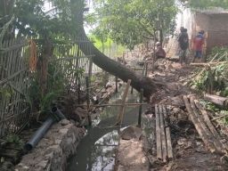 CV Karya Uston Rizaldy Kerjakan Turap Asal Jadi, Pengawas Kemana ?