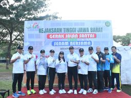 Dalam Rangka Hari Bhakti Adhiyaksa Ke 64 Dan HUT Ikatan Adhiyaksa Dharmakarini XXIV Kejati Jabar Gelar Gerak Jalan
