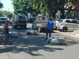 Mobil Plat EA 8120 C Bermuatan Gelondongan Kabel Alami Insiden di Jalan Pahlawan