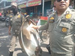 Satpol PP Kota Surabaya Diduga Arogan Buang Minyak Di jalan. 