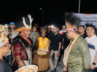 Prosesi Adat Sambut Kunjungan Kerja Kapolda Papua Barat di Teluk Wondama