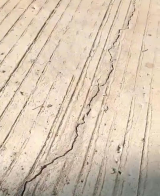 Pengerjaan Jalan Cor di Jatisari Karawang,  Permukaan Bercelah Hingga Pengawas Diduga Tutup Mata