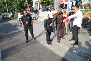 Saat Sidak Wali Kota Eri: Tak Ada Lagi Tambal Sulam, Jalan Aspal Harus Mulus