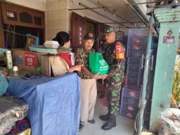 Babinsa Salurkan Bantuan Sosial dari Basnaz Kota Surabaya
