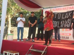 Tri Rismaharini dan Gus Han Bersama Warga Tolak Reklamasi 4 Pulau di Pesisir Surabaya