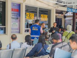 Inovasi Baru Lagi Diluncurkan Samsat Surabaya Barat, Petugas Berompi Biru Bertuliskan "SILAKAN TANYA KAMI"