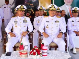 Lestarikan Tradisi Angkatan Laut, Wadan Puspenerbal Hadiri Parade Surya Senja di Gedung Negara Grahadi