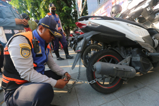 Akibat Jukir Liar, Dishub Surabaya Gembok Puluhan Motor di Depan Grand City Mall
