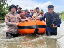 Gerak Cepat, Polres Mojokerto Evakuasi Warga Korban Terdampak Banjir
