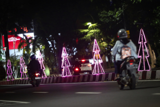 Menyambut Natal, Kota Surabaya di Hiasi Ornamen Tematik, Malam Hari Terlihat Istimewa