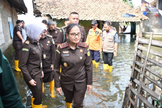 Kunjungan Kerja Ke Kejari Karawang, Kajati Jabar Beri Bantuan Korban Banjir Desa Karangligar