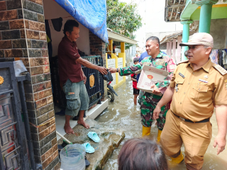 Melalui Muspika Tempuran, Bupati Karawang Berikan Bantuan Banjir Rob Laut di Desa Ciparagejaya