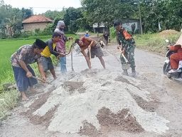 Swadaya perbaikan jalan bersama Koramil Geger dan Masyarakat