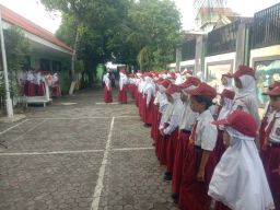 Babinsa Pegirian Pimpin Upacara Bendera di SDN 1/47 Pegirian