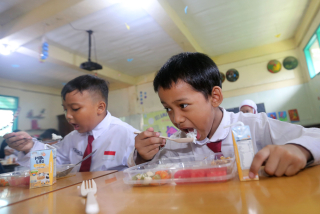 SD dan SMP di Surabaya Terapkan Makan Gratis, Wali Kota Eri Pantau Ke Sekolah-Sekolah