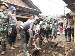 Polres Bondowoso bersama Forkopimda Gelar Baksos Salurkan Bantuan Pasca Banjir Bandang