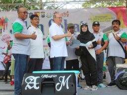 Ribuan Orang Ikuti 'Jalan Sehat Bersama Wartawan' PWI Jatim