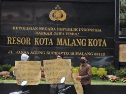 Diskotik berkedok cafe, Warunk WOW KWB Malang di demo puluhan mahasiswa.