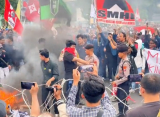 Demo Mahasiswa di Depan Gedung DPRD Jatim Minta Telepon Mayor Teddy
