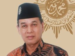APAKAH MENCIUM ISTRI, PUASA NYA BATAL?