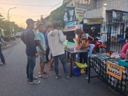 Terobosan Warga Margorejo Bareng AWS Gelar Bazar Ramadhan 2025