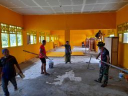 Rehab SDN 3 Katol Timur masuk tahap pengecatan oleh Satgas TMMD 123 Kodim 0829/Bangkalan.