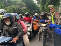Ditlantas Polda Jatim Melalui Pamin Samsat Surabaya Selatan Berbagi Takjil dan Ajak Masyarakat Tertib Berlalu Lintas