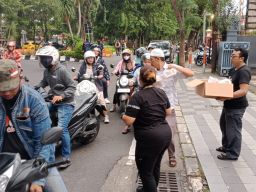 Ramadhan Momentum Berbagi, AWS Turun ke Jalan Berbagi Takjil