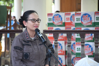 Kajati Jabar Berikan Bantuan Warga yang Terdampak Banjir di Kota Bekasi