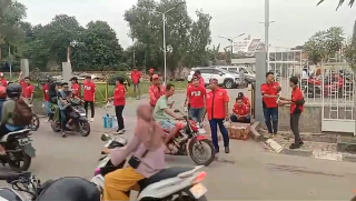 LSM Pasukan Dua Belas F12 DPC Kota Baru Berbagi Takjil