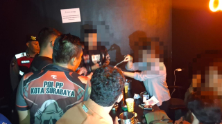  Dua RHU di Surabaya Terjaring Razia, Satpol PP Surabaya Sita Puluhan Botol Miras