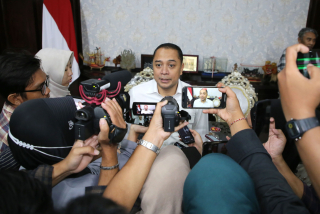 31 Karyawan Ijazahnya di Tahan Pengusaha Jan Hwa Diana, Wali Kota Eri: Beri Pendampingan Hukum