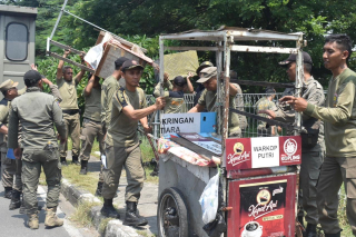 Penertiban PKL di Kaki Jembatan Suramadu Akibat Marak Pesta Miras