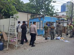 SATPOL PP Tenggilis Mejoyo Gelar Penertiban PKL Gabungan 