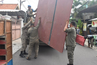 Cegah Perjudian Burung Merpati, Satpol PP Surabaya Tertibkan Bekupon di Petemon