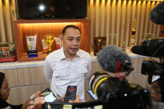 Wali Kota Eri Cahyadi Minta Pelayanan Dispendukcapil Surabaya Harus Bebas Pungli