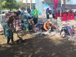 Pemasangan Paving Blok Balai Desa Banter Hampir Rampung, TMMD ke-124 Kodim 0817/Gresik Terus Tancap Gas