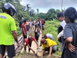 Masyarakat Desa Sayoang Berbondong-bondong Perbaiki Jembatan Darurat yang Rusak Parah, Harapkan Perhatian Pemerintah