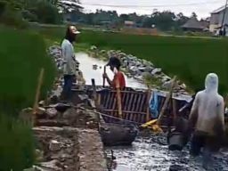 Pembangunan Drainase dusun Krajan Bayur Lor Diduga Tidak Sesuai Spesifikasi