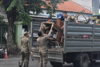 Satpol PP Surabaya Tertibkan PKL dan Bangunan Liar Yang Mengganggu Fasum