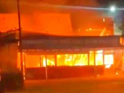 Rumah Makan di Pinggir Jalan Raya di Desa Kabunan Hangus Kebakaran