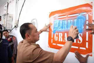 Akibat Jukir Liar, Wali Kota Eri Cahyadi Segel Lahan Parkir Toko Modern di Dharmahusada